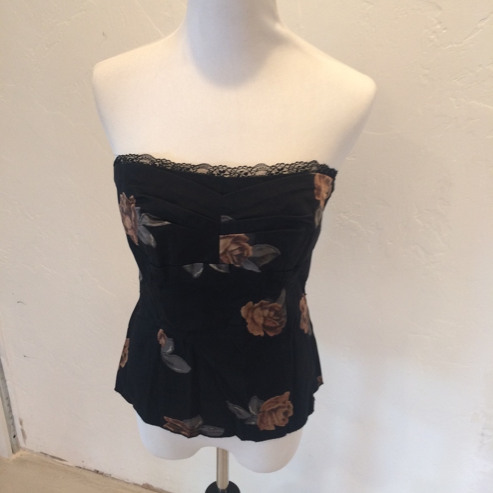 WHITE HOUSE BLACK MARKET FLORAL TOP SIZE  4